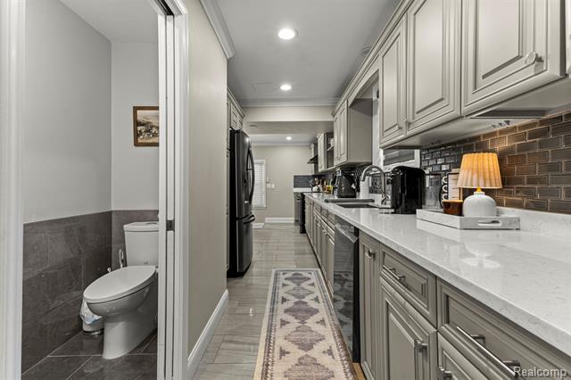 Builiding view thirteen for 23470 Fordson, Dearborn, MI. 48124