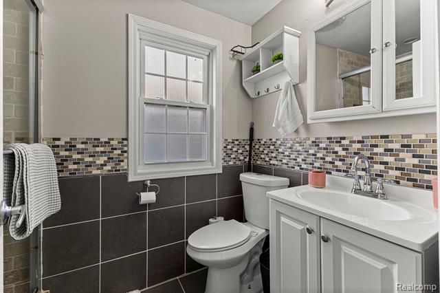 Builiding view thirty for 23470 Fordson, Dearborn, MI. 48124