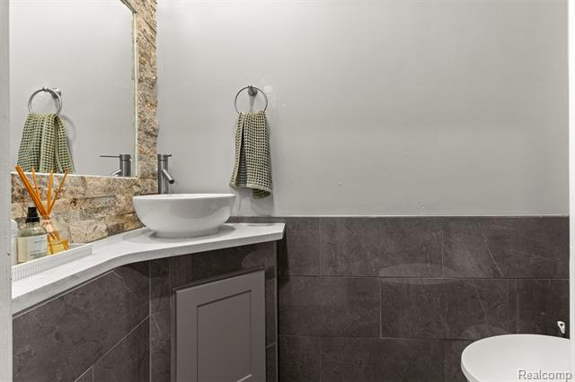 Builiding view twelve for 23470 Fordson, Dearborn, MI. 48124