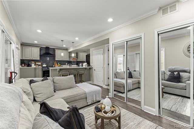 Builiding view twenty five for 23470 Fordson, Dearborn, MI. 48124