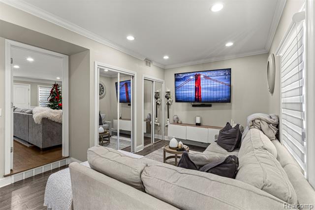 Builiding view twenty four for 23470 Fordson, Dearborn, MI. 48124