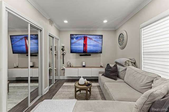 Builiding view twenty three for 23470 Fordson, Dearborn, MI. 48124