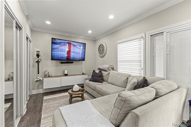 Builiding view twenty two for 23470 Fordson, Dearborn, MI. 48124