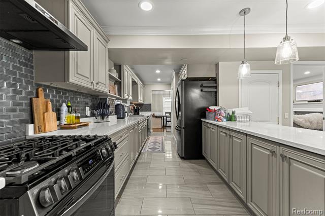 Builiding view twenty for 23470 Fordson, Dearborn, MI. 48124