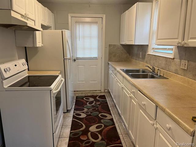 Builiding view eleven for 23217 Helen, Southfield, MI. 48033