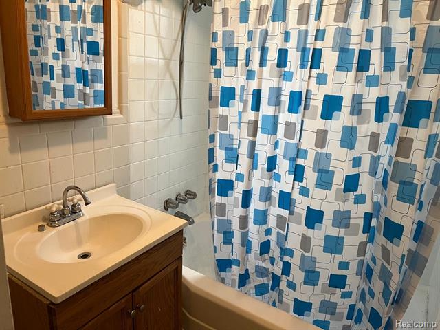 Builiding view ten for 23217 Helen, Southfield, MI. 48033