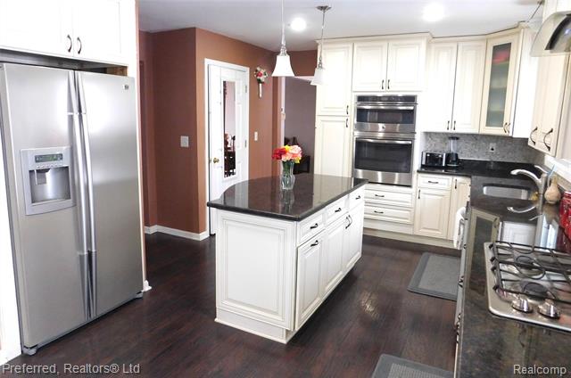 Builiding view five for 45863 Baywood, Canton, MI. 48187