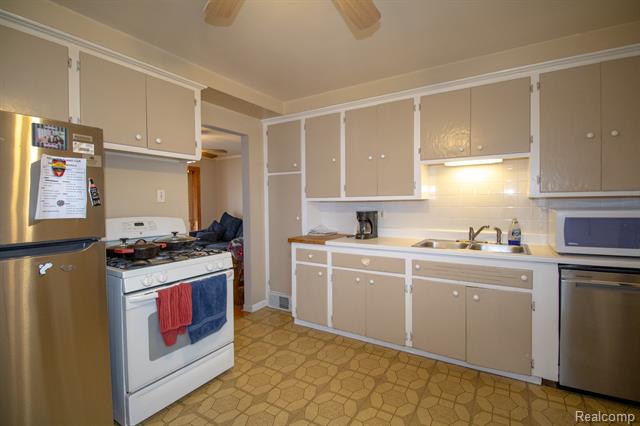 Builiding view eight for 216 Helen, Garden City, MI. 48135