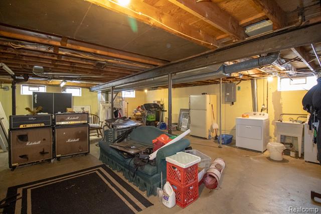 Builiding view nineteen for 216 Helen, Garden City, MI. 48135