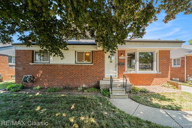 front view for 33230 Rosslyn, Garden City, Mi. 48135