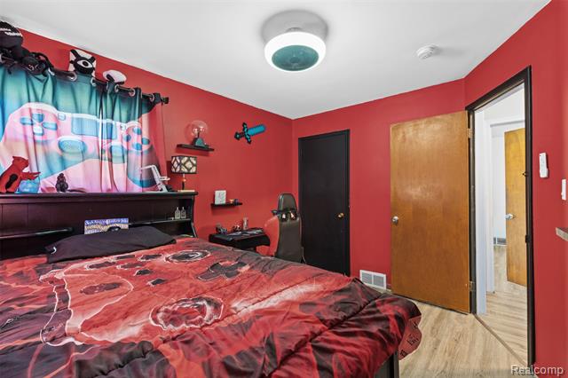 Builiding view fifteen for 27566 Sheridan, Garden City, MI. 48135
