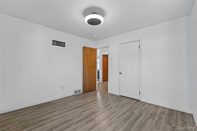 Builiding view seventeen for 27566 Sheridan, Garden City, MI. 48135