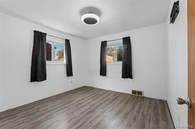 Builiding view sixteen for 27566 Sheridan, Garden City, MI. 48135