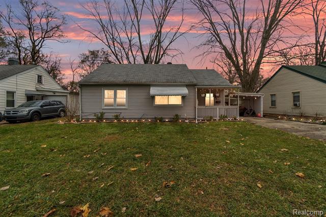 front view picture of 10450 Albany St, Oak Park, MI. 48237