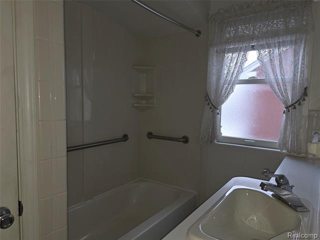 Builiding view eight for 742 N York, Dearborn, MI. 48128