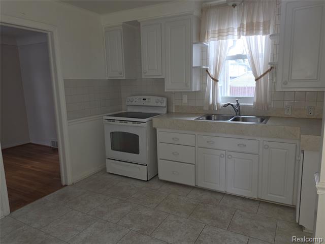 Builiding view five for 742 N York, Dearborn, MI. 48128