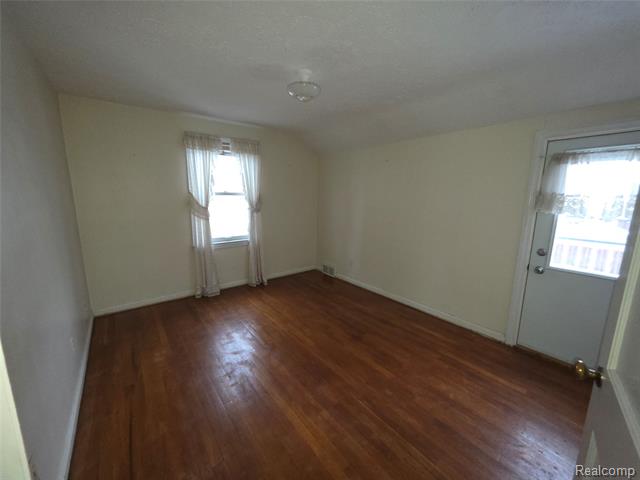 Builiding view nine for 742 N York, Dearborn, MI. 48128