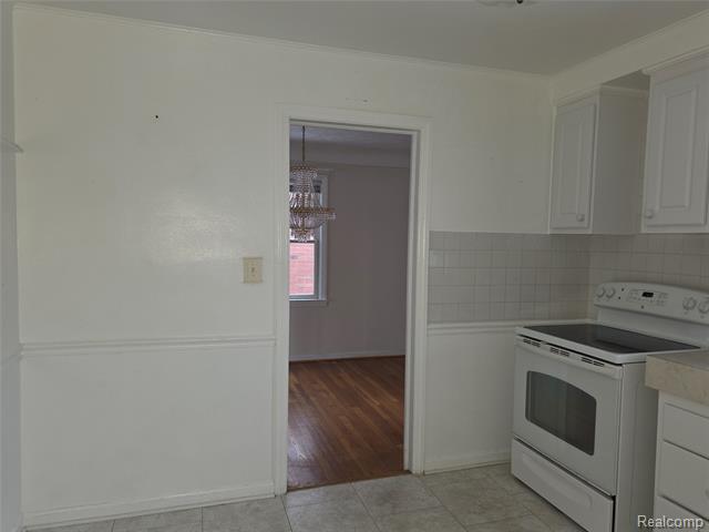 Builiding view six for 742 N York, Dearborn, MI. 48128