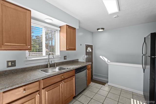 Builiding view eleven for 32551 Hennepin, Garden City, MI. 48135