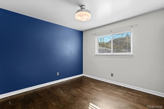 Builiding view fourteen for 32551 Hennepin, Garden City, MI. 48135