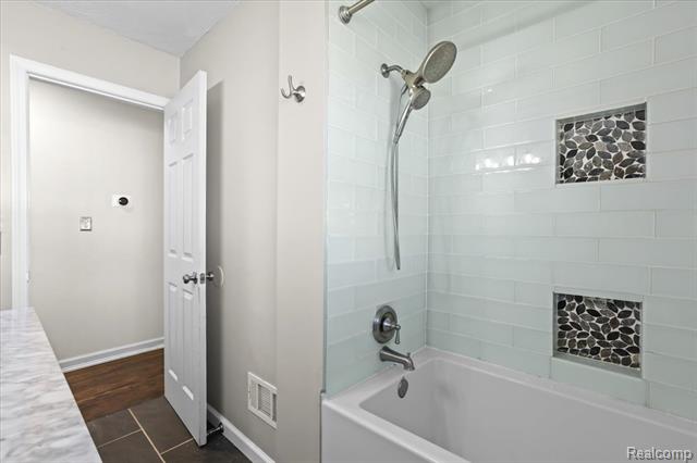Builiding view seventeen for 32551 Hennepin, Garden City, MI. 48135