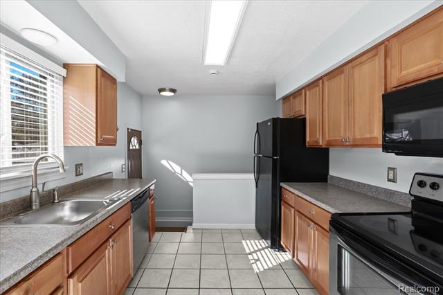 Builiding view ten for 32551 Hennepin, Garden City, MI. 48135