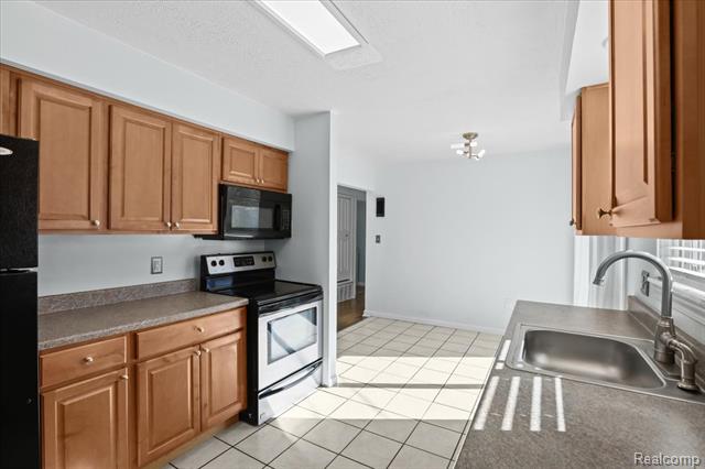 Builiding view twelve for 32551 Hennepin, Garden City, MI. 48135