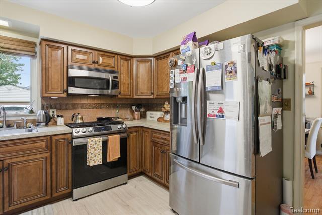 Builiding view eight for 925 N Mildred, Dearborn, MI. 48128