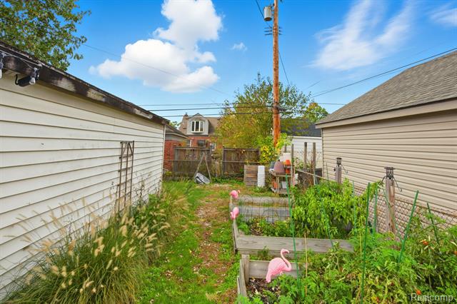 Builiding view forty five for 925 N Mildred, Dearborn, MI. 48128