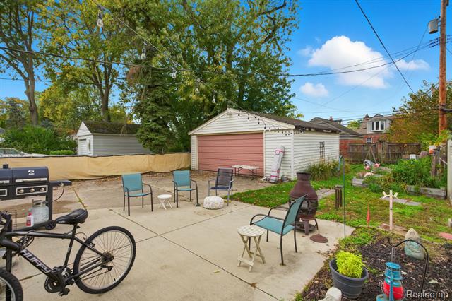 Builiding view forty six for 925 N Mildred, Dearborn, MI. 48128