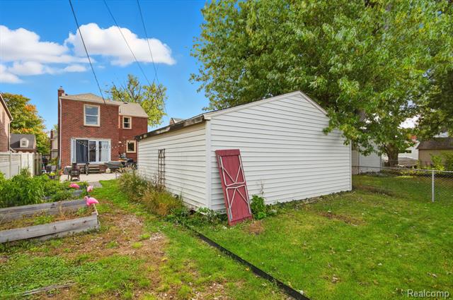 Builiding view forty three for 925 N Mildred, Dearborn, MI. 48128