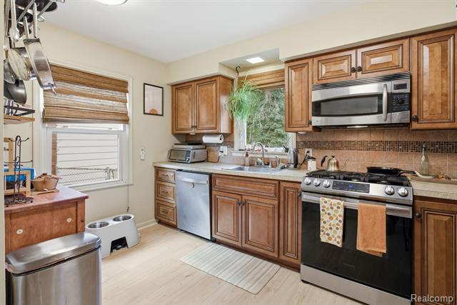 Builiding view nine for 925 N Mildred, Dearborn, MI. 48128