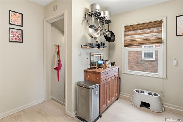 Builiding view seven for 925 N Mildred, Dearborn, MI. 48128