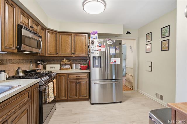 Builiding view six for 925 N Mildred, Dearborn, MI. 48128