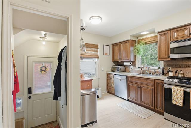 Builiding view ten for 925 N Mildred, Dearborn, MI. 48128