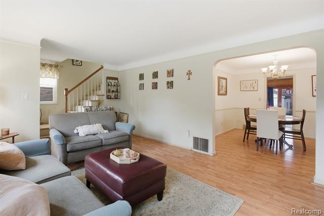 Builiding view thirteen for 925 N Mildred, Dearborn, MI. 48128