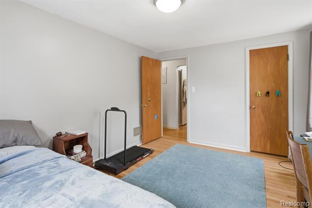 Builiding view thirty one for 925 N Mildred, Dearborn, MI. 48128