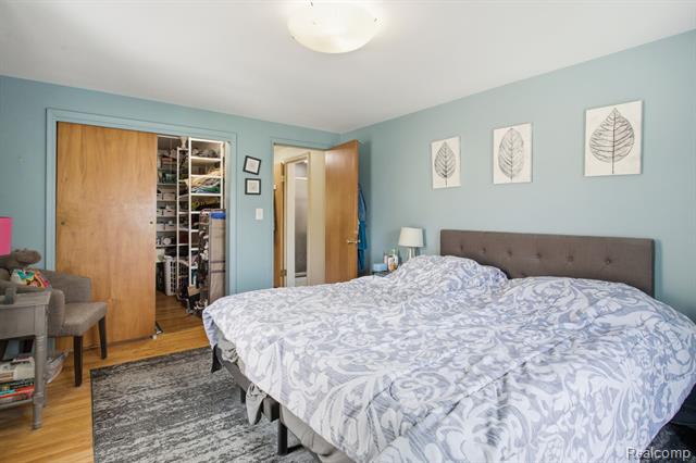 Builiding view thirty six for 925 N Mildred, Dearborn, MI. 48128