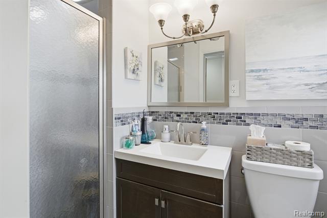 Builiding view thirty three for 925 N Mildred, Dearborn, MI. 48128