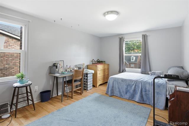 Builiding view thirty two for 925 N Mildred, Dearborn, MI. 48128