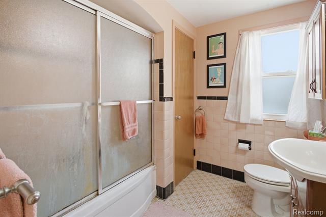 Builiding view thirty for 925 N Mildred, Dearborn, MI. 48128