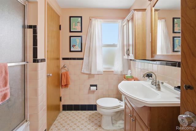 Builiding view twenty nine for 925 N Mildred, Dearborn, MI. 48128