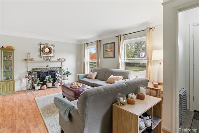 Builiding view twenty one for 925 N Mildred, Dearborn, MI. 48128