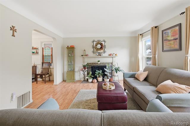 Builiding view twenty two for 925 N Mildred, Dearborn, MI. 48128