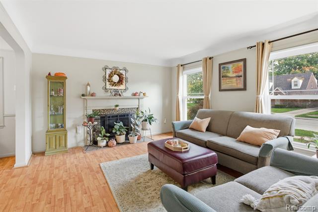 Builiding view twenty for 925 N Mildred, Dearborn, MI. 48128