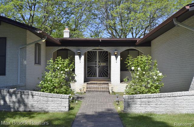 front view picture of 22745 Wrexford Dr, Southfield, MI. 48033