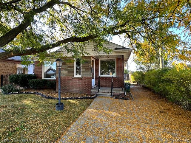 front view picture of 23937 Hollander, Dearborn, MI. 48128