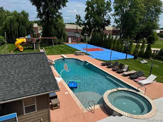 front view picture of 26750 Doxtator, Dearborn Heights, MI. 48127