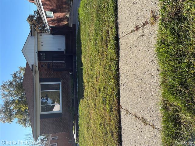 front view picture of 251 Helen, Garden City, MI. 48135