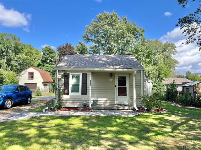 front view picture of 624 N Parent, Westland, MI. 48185